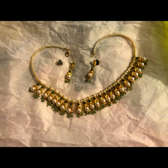 Pearls/Beads Necklace + Earrings Green White Gold Colour - Picture 2 of 2